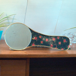 Vintage spiegel met borstel en bloemmotief